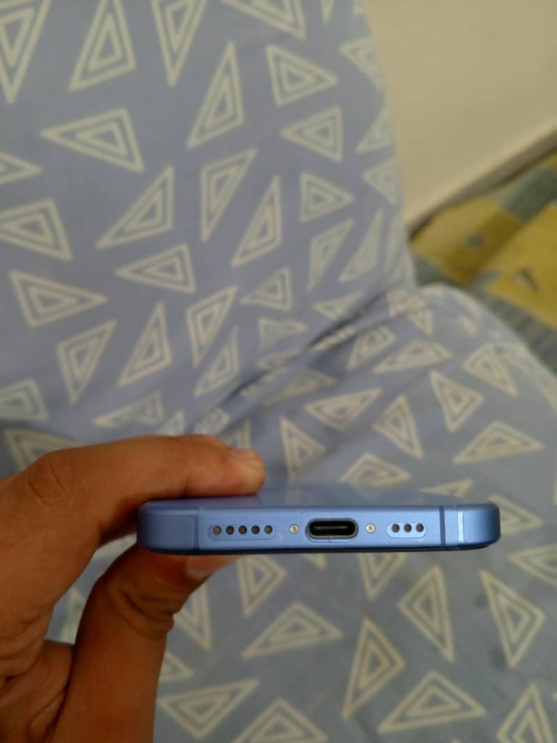 Apple iPhone 16 3