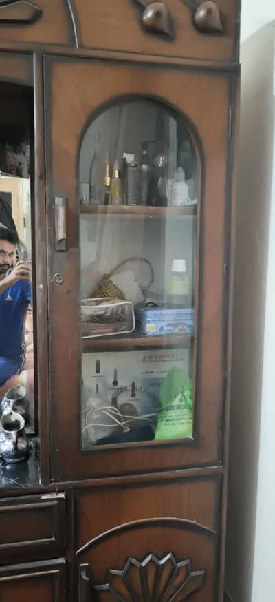 sirf ka darwaza kharab ha baki shai ha