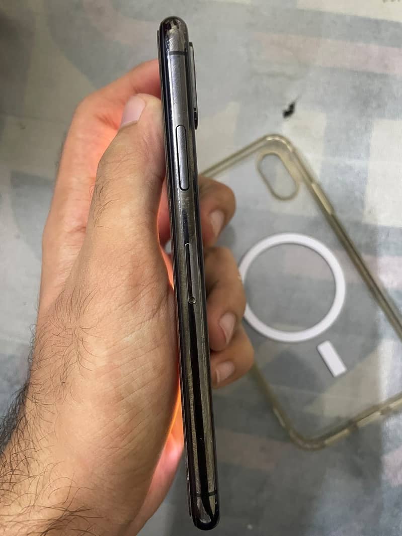 Apple iPhone X 4