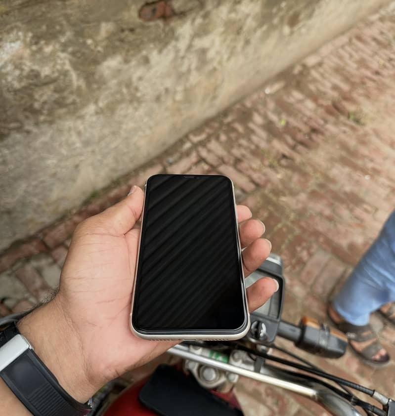 Apple iPhone 11 3