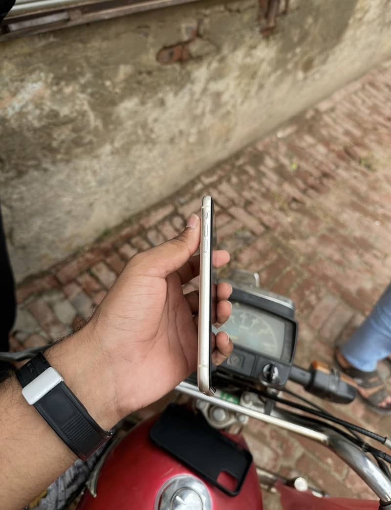 Apple iPhone 11 4