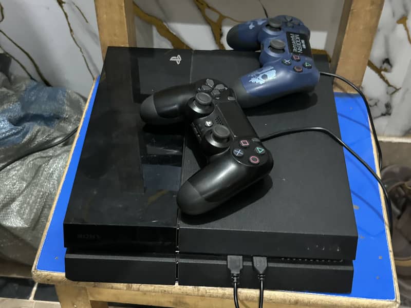 PS4 with 2 controllers 0