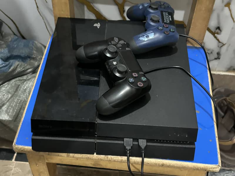 PS4 with 2 controllers 3