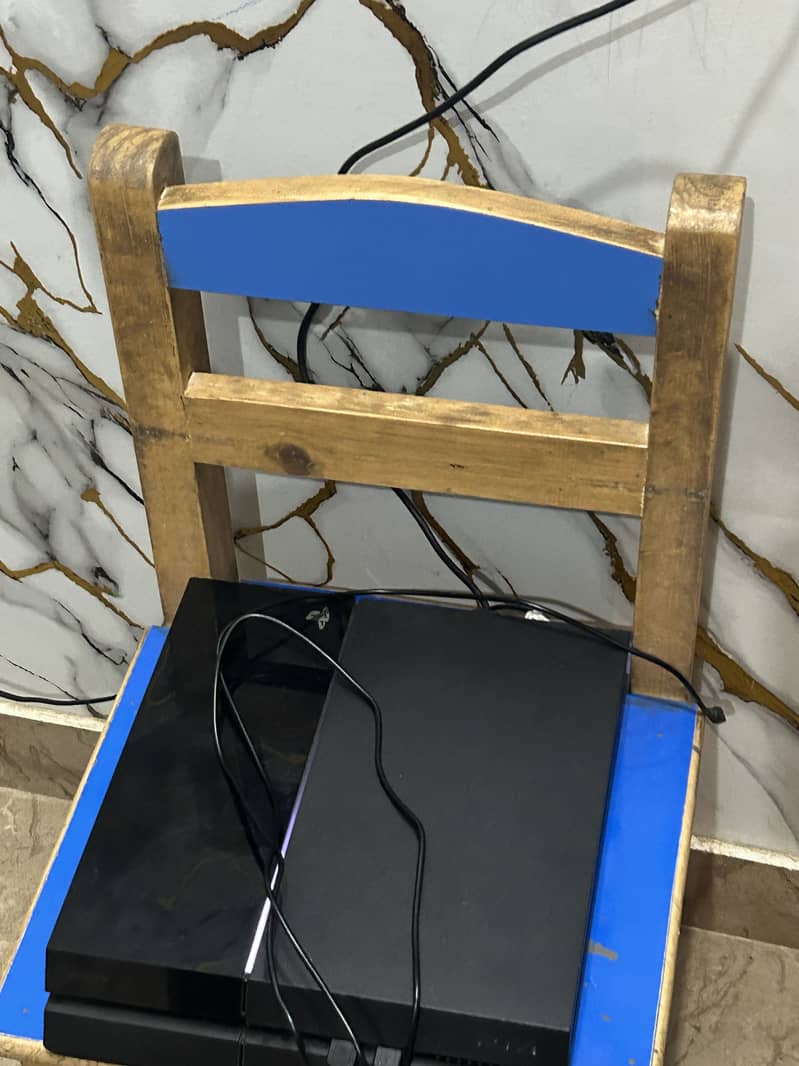 PS4 with 2 controllers 5