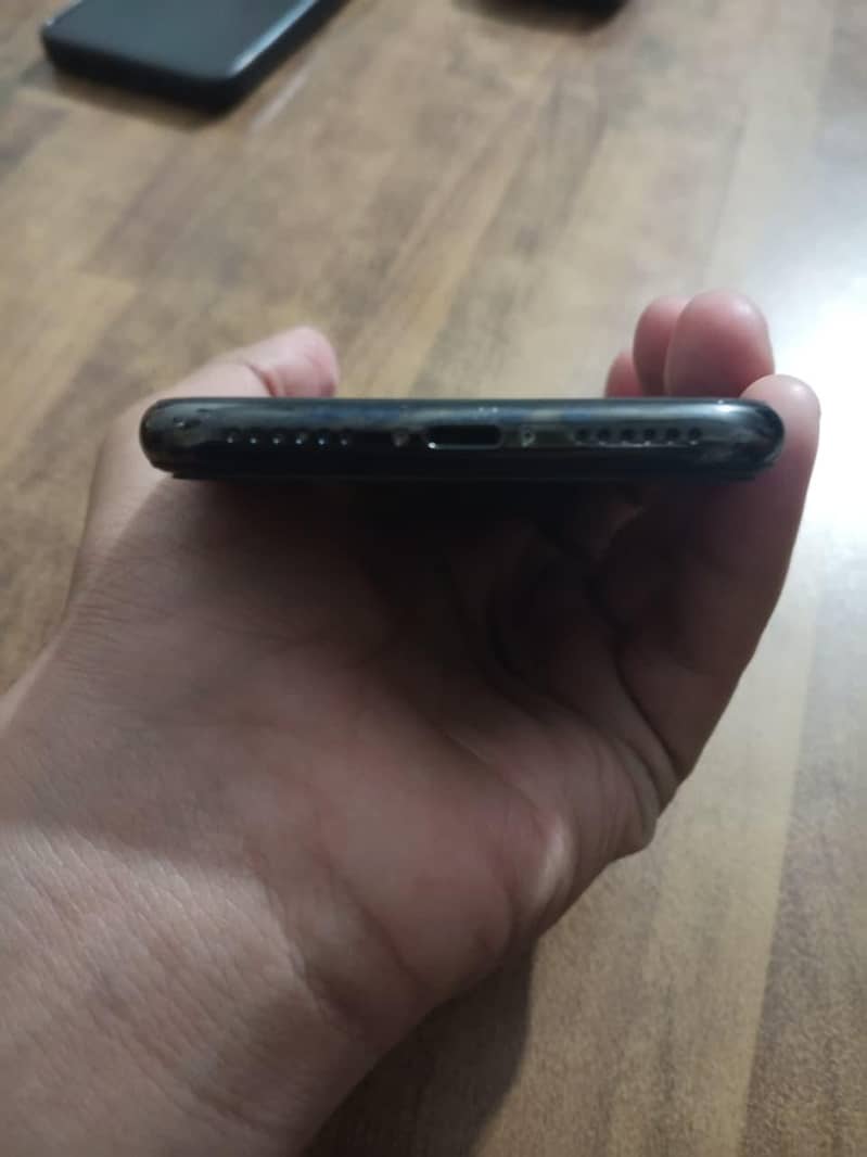Apple iPhone X 4