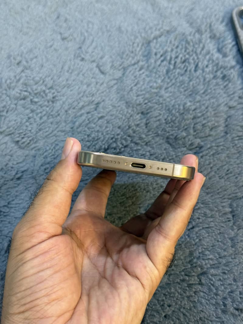 Apple iPhone 16 Pro 4