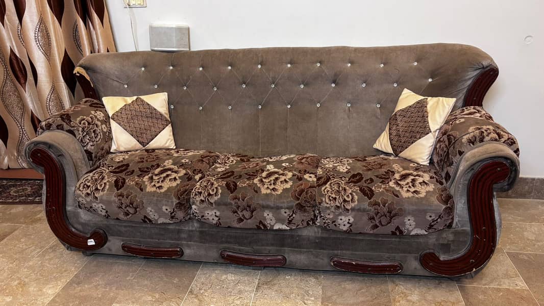 5 Seater Sofa Set With Table. 0