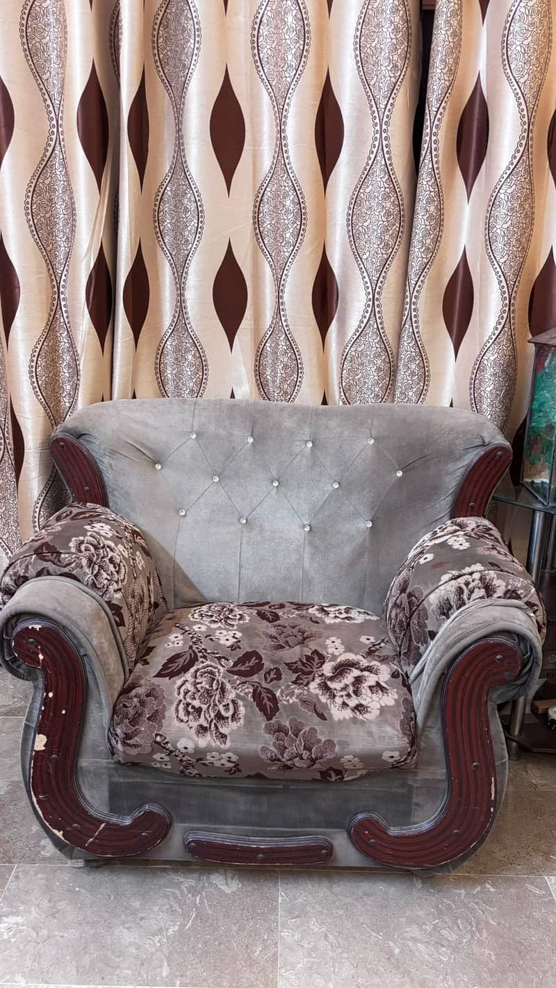5 Seater Sofa Set With Table. 1