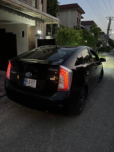 Urgent sale Toyota Prius 2014