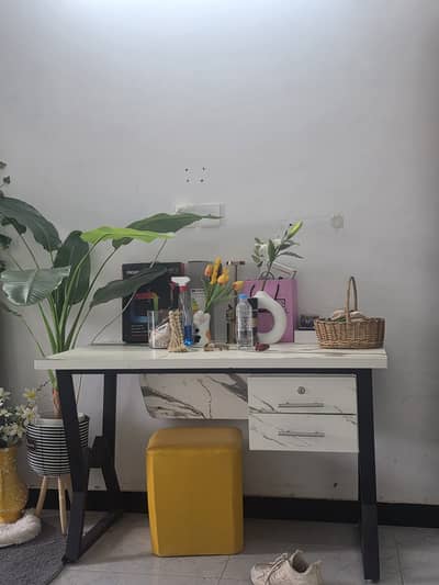 Office Table with Lockable Drawer – Excellent Condition