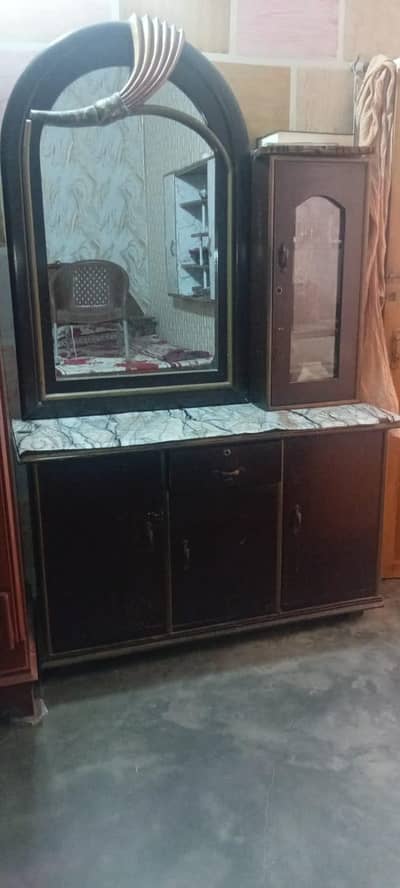 it's showcase aur ek dressing table for sale in Lahore