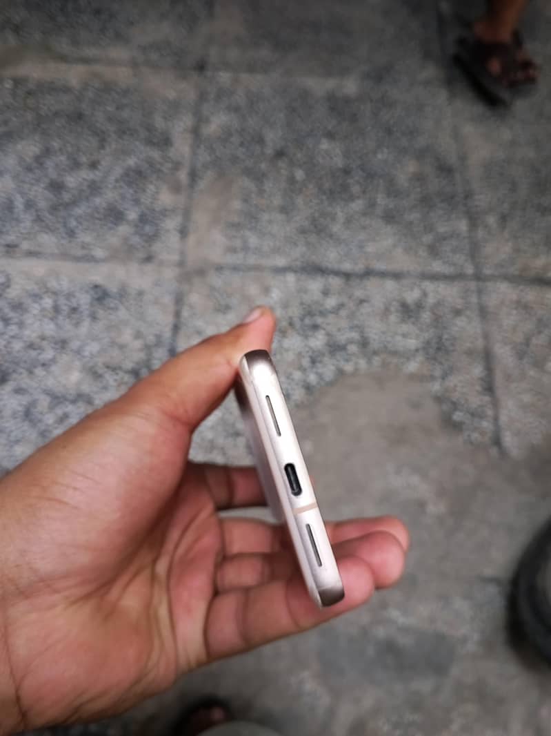 Google Pixel 8 4