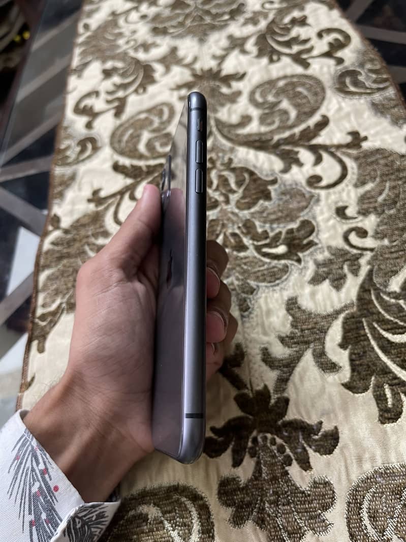 Apple iPhone 11 4
