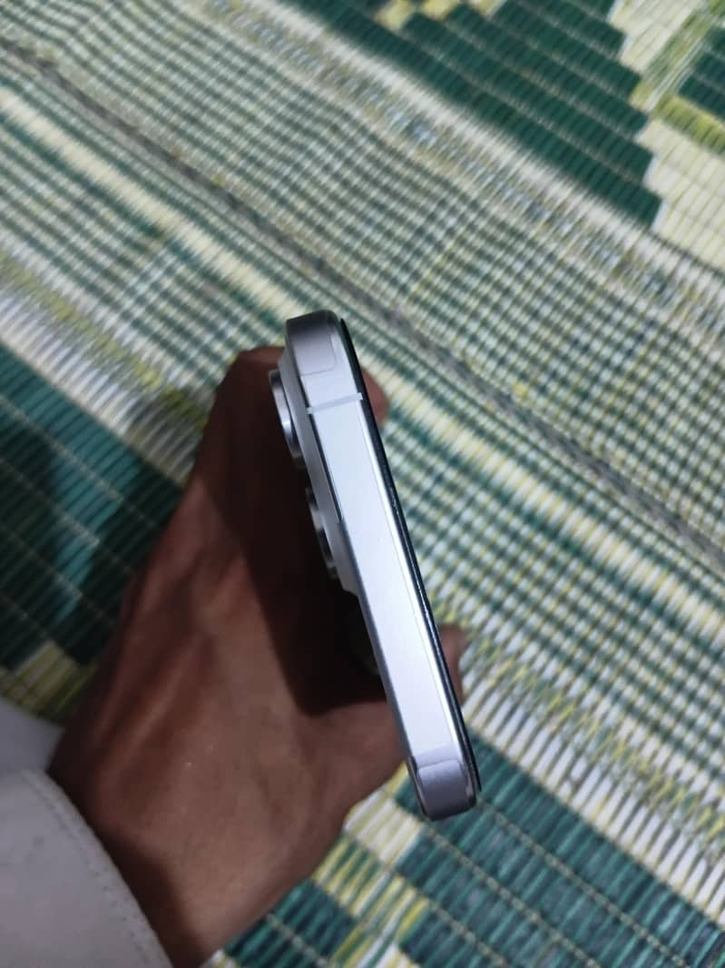 Apple iPhone 15 Pro Max 3