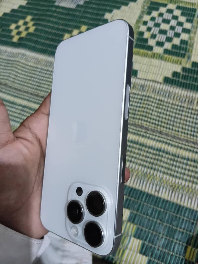 Apple iPhone 15 Pro Max 7