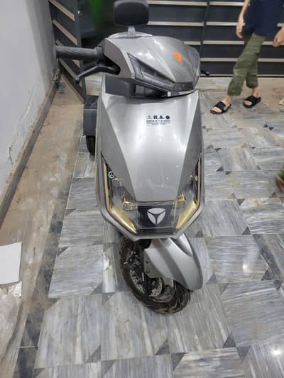 yadea t5 schooter only 55 km drive two extra wheel