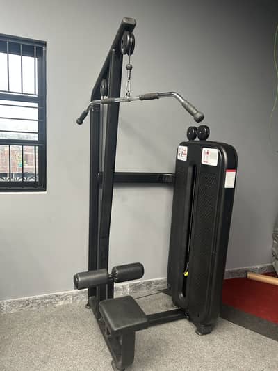 Lat pulldown machine