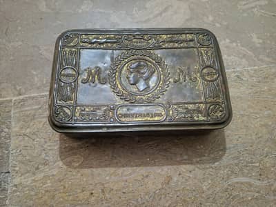 queen merry Christmas box