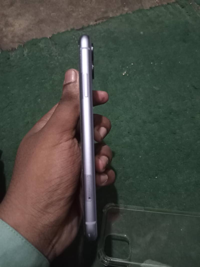 Apple iPhone 11 4