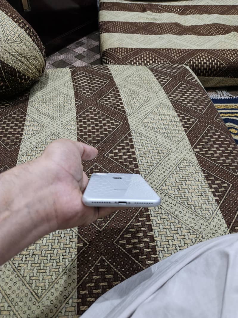 Apple iPhone 8 Plus 3