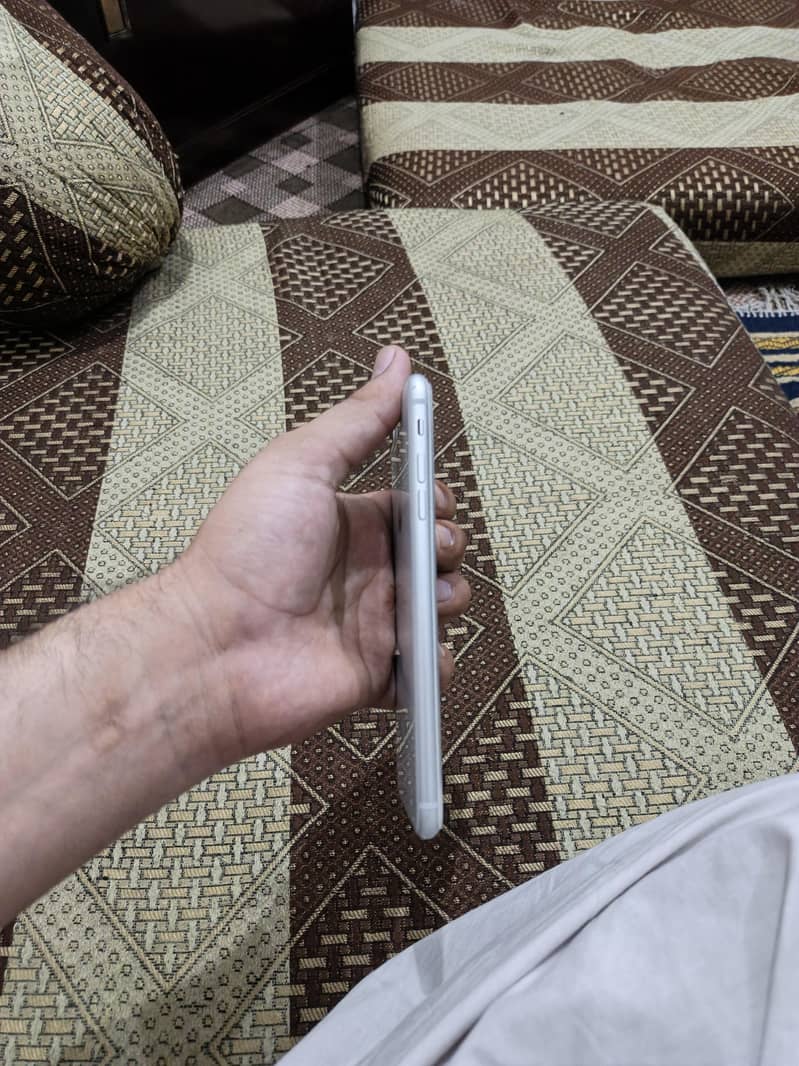 Apple iPhone 8 Plus 4
