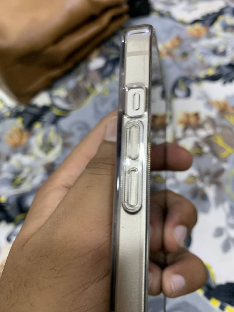 Apple iPhone 13 5