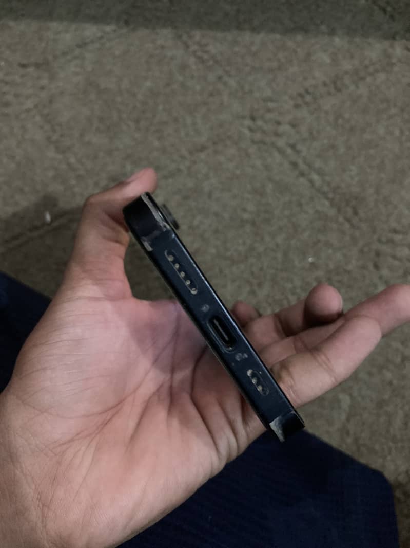 Apple iPhone 16e 0