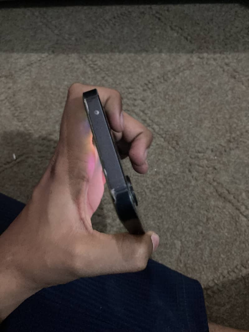 Apple iPhone 16e 1