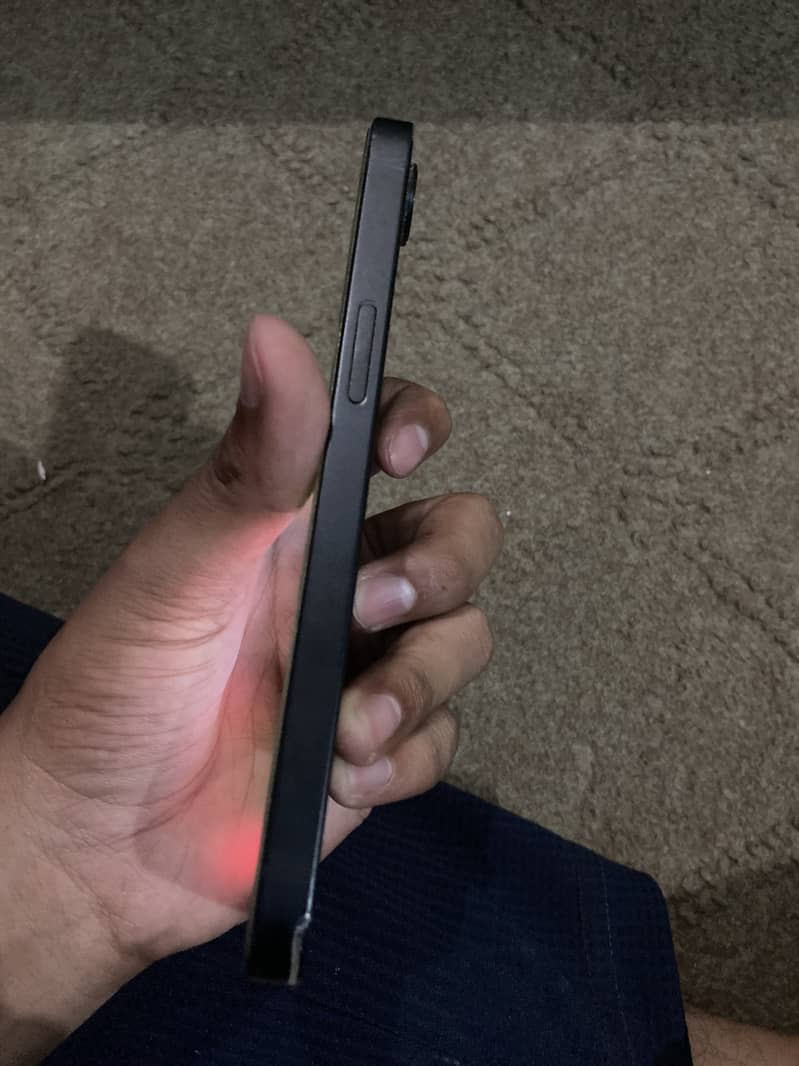 Apple iPhone 16e 2