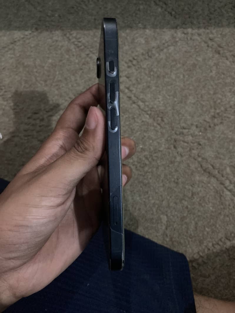 Apple iPhone 16e 3
