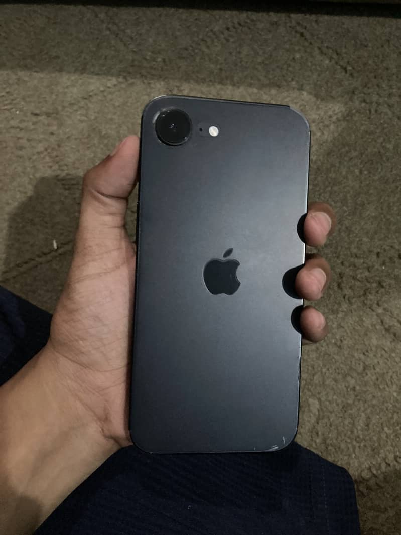 Apple iPhone 16e 5