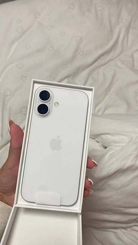 Apple iPhone 16 0