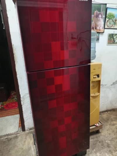 Mashallah bahut acchi condition hai glass door
