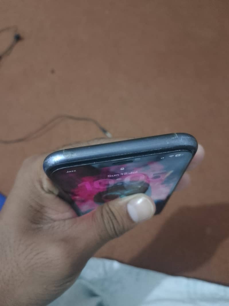 Apple iPhone 11 4