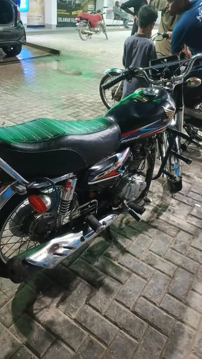 urgent sale 125 10/10 condition new tires nut to nut genion