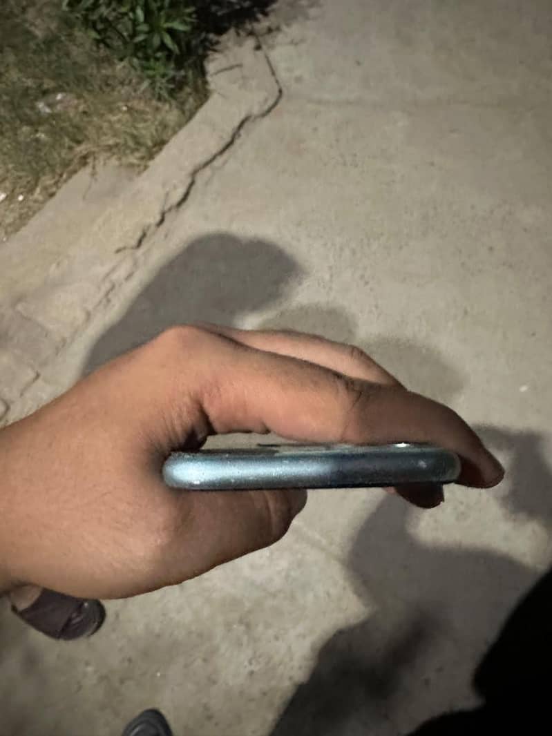 Apple iPhone 11 4