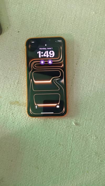 Apple iPhone XR for sale but back crack ha