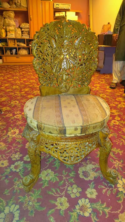 2 COFFEE CHAIRS AND CENTRE TABLE SET