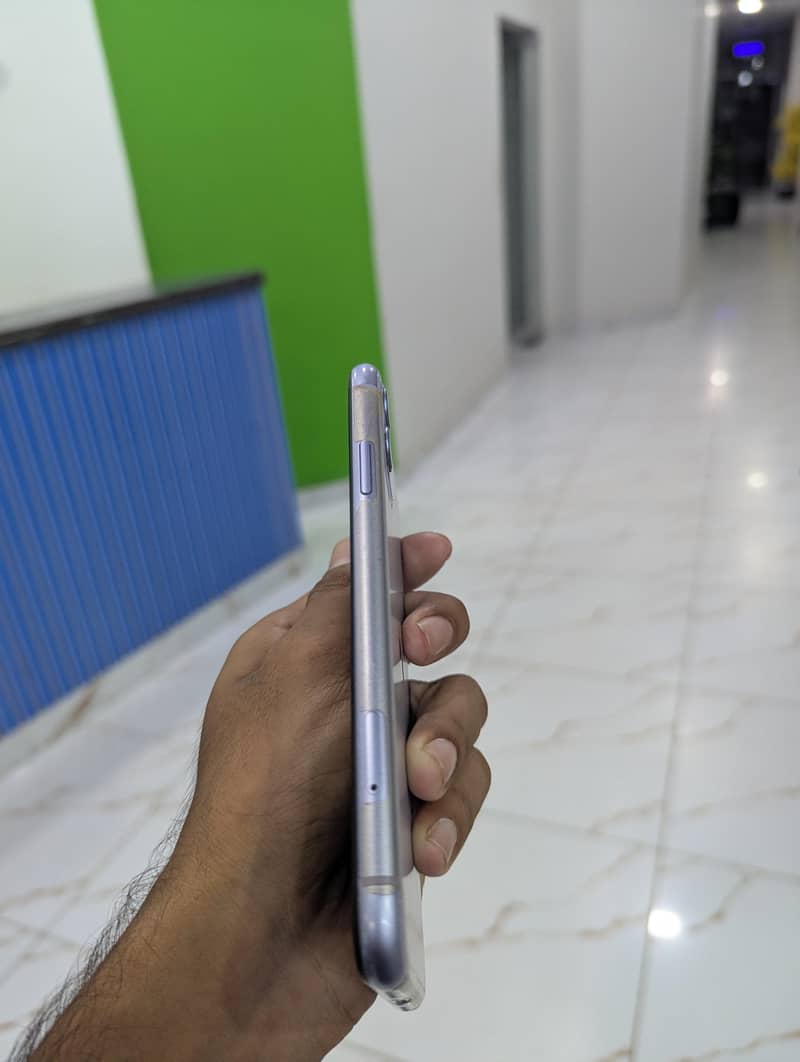 Apple iPhone 11 4