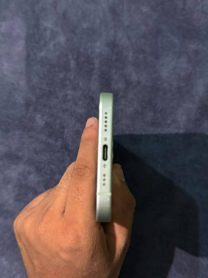 Apple iPhone 15 4