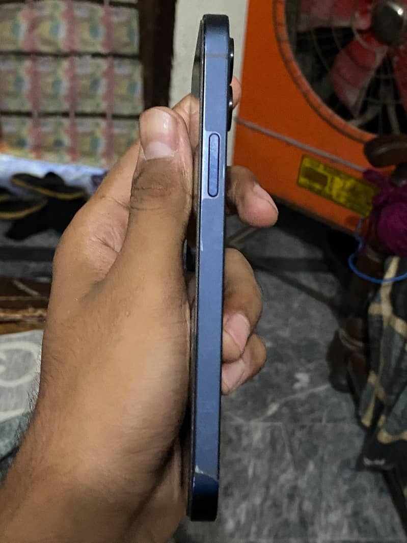 Apple iPhone 12 4