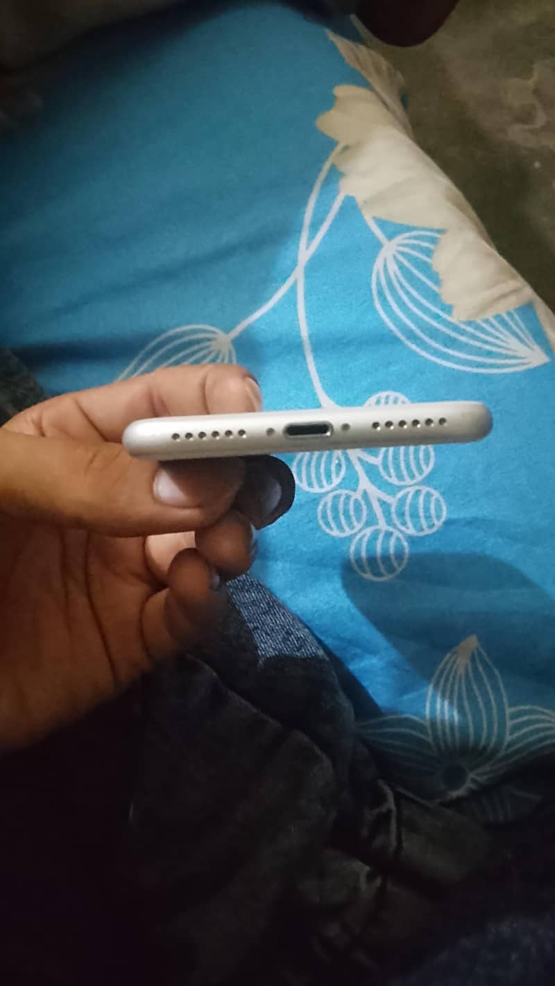 Apple iPhone 8 3