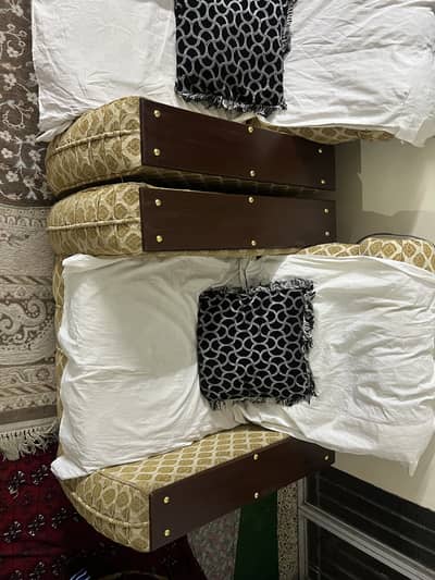 Five seater sofa in prestine condition