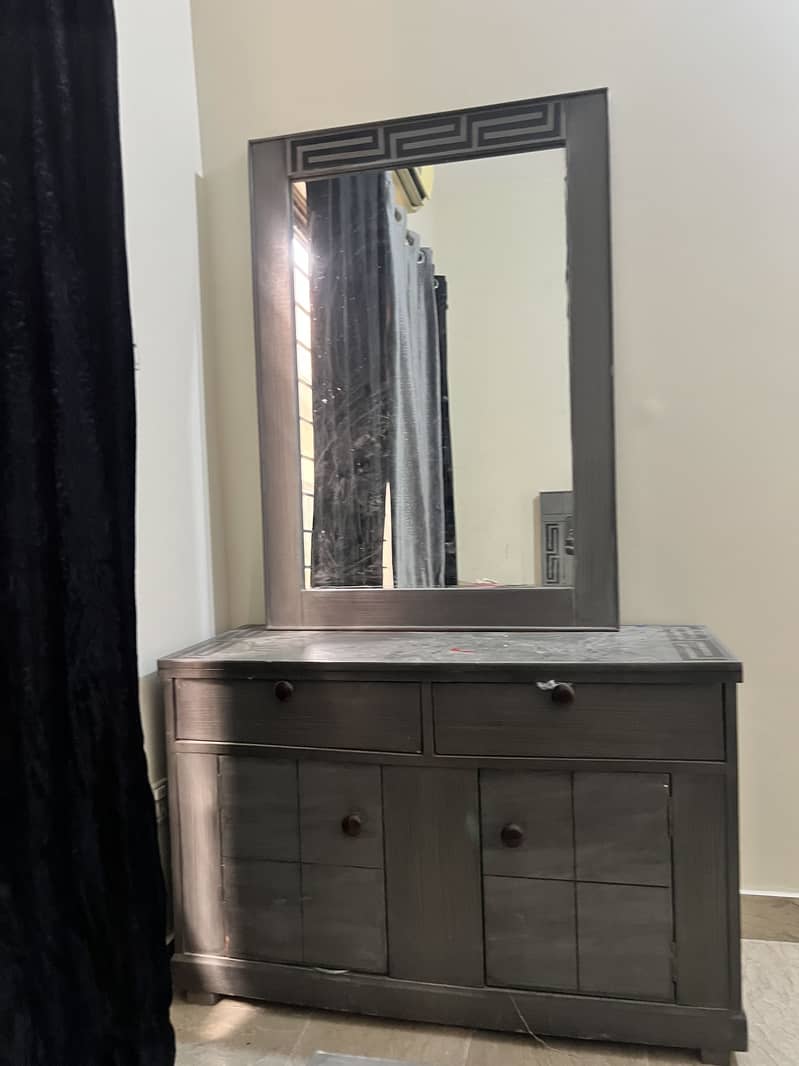 Complete bed set available with dressing table 4
