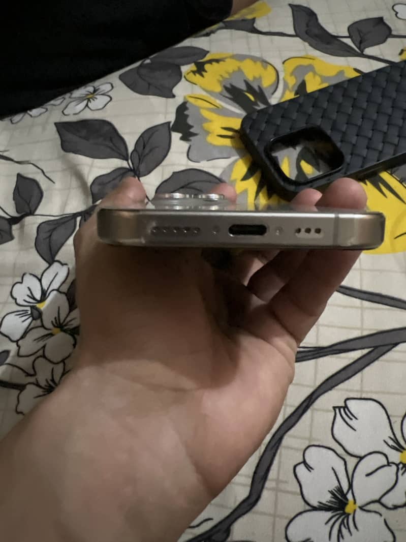 Apple iPhone 15 Pro 4