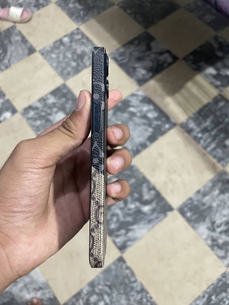 Apple iPhone 13 2