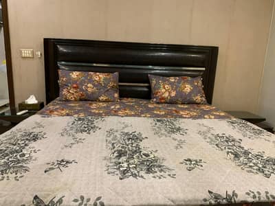 One bed vip apartment available on daily weakly basis in bahria town lahore and also available on short stay like 3/4 hours also available for night stay for couples and families.