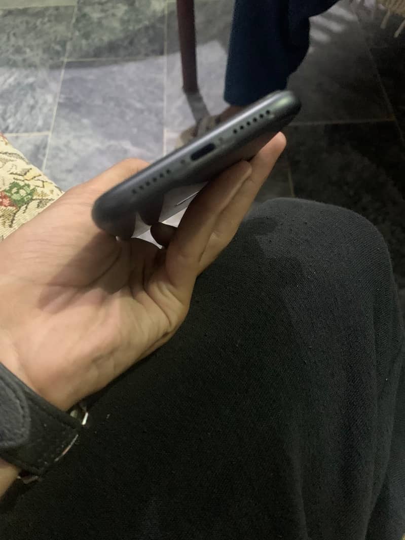 Apple iPhone 11 7