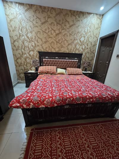 Complete bed set with 2 side tables and dressing table