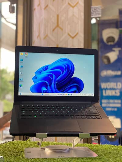 Razer Blade 14 gaming i7-7th gen 16/256 GB SSD GTX 1060 6 GB card